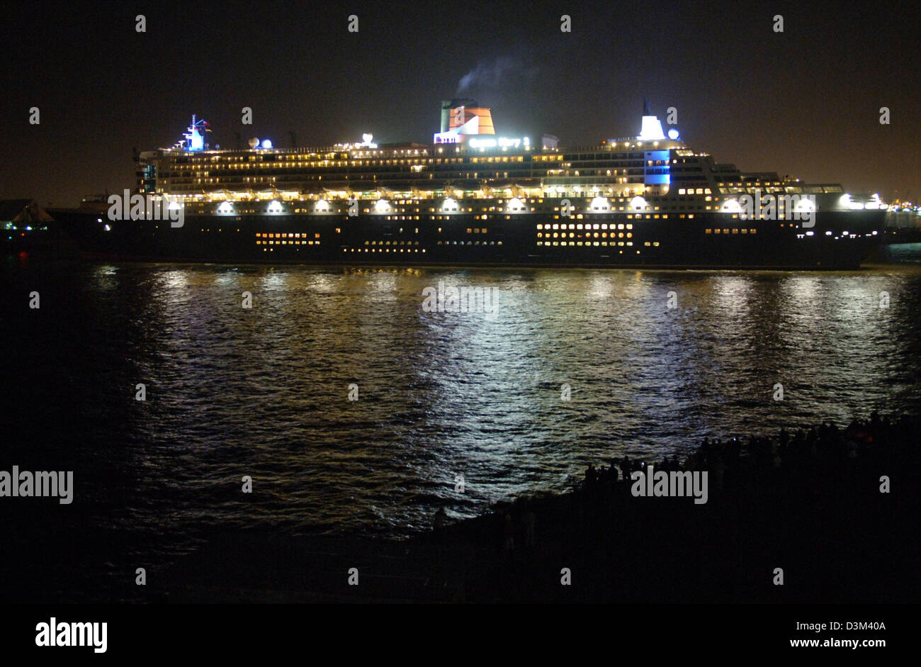 (dpa) - The world's largest luxury passenger cruise liner 'Queen Mary 2' of British Cunard line arrives at the harbour in Hamburg, Germany, Tuesday evening 08 November 2005. The vessel, which was built in 2003, arrived for a eleven-day stay at the Blohm und Voss shipyard for a routine check up. Cunard-Line stated that apart from regular maintenance work and improvements in the hote Stock Photo