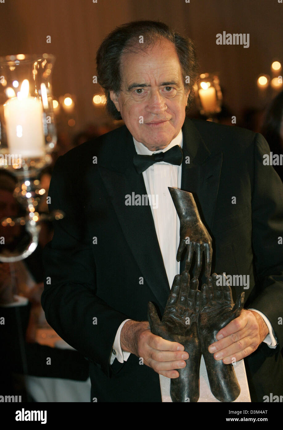 (dpa) - Swiss film producer and patron of the UNESCO charity gala Arthur Cohn, who has been living for years in the USA, poses with the UNESCO award at the UNESCO charity gala in Neuss, Germany, 12 November 2005. Cohn was awarded for his long term humanitarian achievements. International celebrities waived their pays to celebrate with other numerous guests of the show business, eco Stock Photo