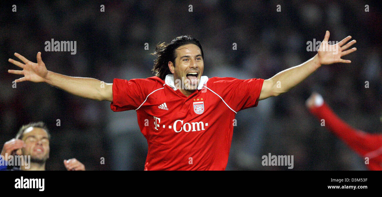 (dpa) - Munich's Claudio Pizarro celebrates his goal which led to the 2-1 final score and sticks out his tongue during the Bundesliga soccer match Arminia Bielefeld vs. Bayern Munich at the Schueco arena in Bielefeld, Germany, 19 November 2005. (Attention: NEW EMBARGO CONDITIONS! The DFL has prohibited publication and further utilisation of the pictures during the game including ha Stock Photo