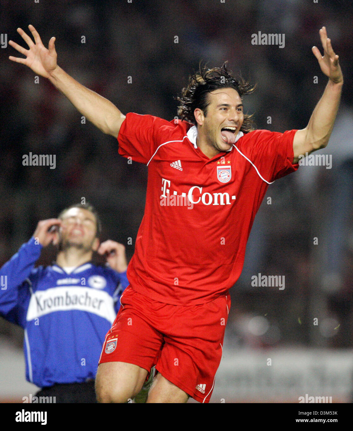 (dpa) - Munich's Claudio Pizarro celebrates his goal which led to the 2-1 final score and sticks out his tongue while Bielefeld's Heiko Westermann stands behind him during the Bundesliga soccer match Arminia Bielefeld vs. Bayern Munich at the Schueco arena in Bielefeld, Germany, 19 November 2005. (Attention: NEW EMBARGO CONDITIONS! The DFL has prohibited publication and further uti Stock Photo
