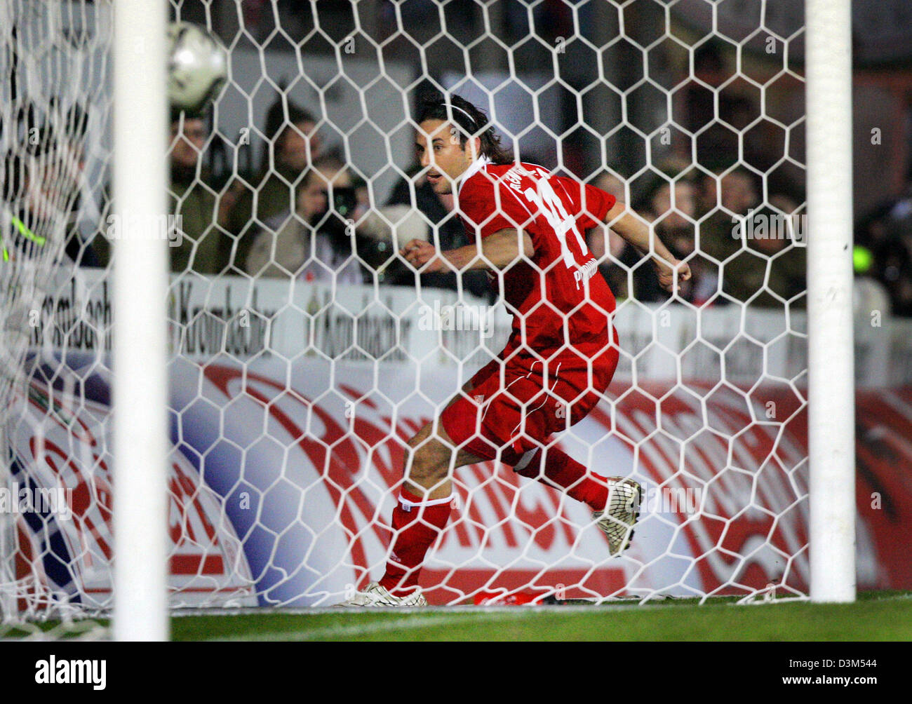 (dpa) - Bayern Munich's Claudio Pizarro looks at the ball through the net after scoring the 1-1 during the Bundesliga soccer match Arminia Bielefeld vs. Bayern Munich at the Schueco arena in Bielefeld, Germany, 19 November 2005. Pizarro was also able to score the 2-1 goal for the final score a few seconds prior to the final whistle. (Attention: NEW EMBARGO CONDITIONS! The DFL has p Stock Photo
