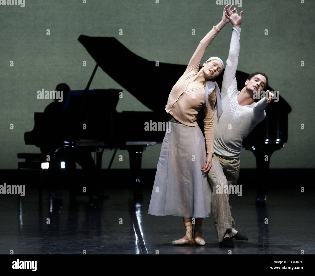 (dpa) - Members of the ensemble rehearse the ballet piece 'Nocturnes' to the music of Frederic Chopin in the State Opera of Hamburg, Germany, 2 December 2005. Under the title 'Songs of the night' John Neumeier choreographed the ballets 'Nocturnes' and 'Night hike' of Gustav Mahler's 7th symphony performing first on 4 December 2005. Photo: Ulrich Perrey Stock Photo