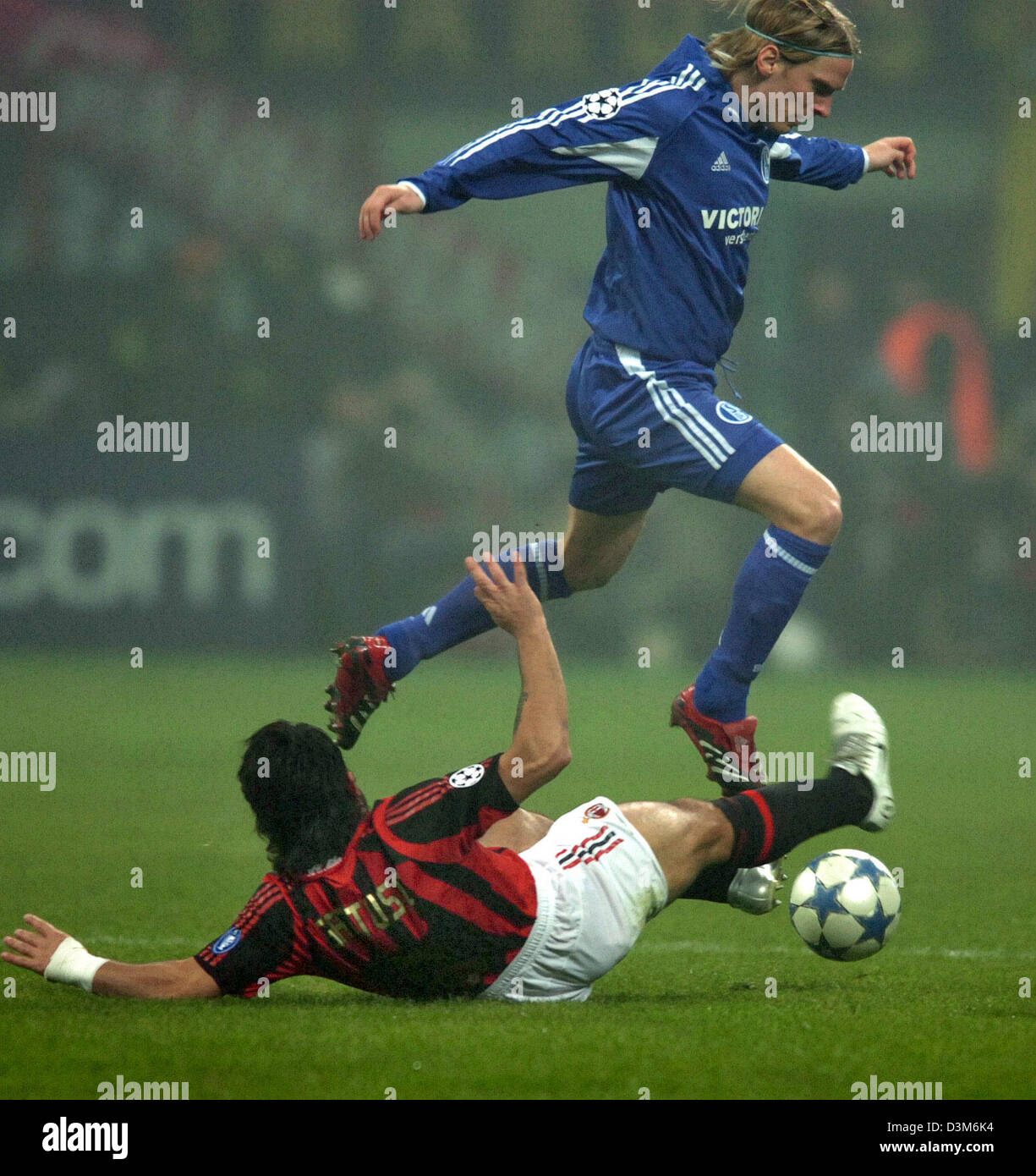 Philadelphia mærke med uret dpa) - FC Schalke 04 midfielder Christian Poulsen (top) is tackled by AC  Milan's Gennaro Gattuso during the UEFA Champions League first round final  match against AC Milan at the Guiseppe Meazza