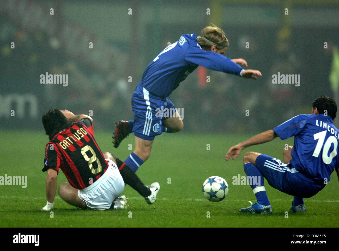 Bunke af medier Løft dig op dpa) - FC Schalke 04 midfielder Christian Poulsen (C) is tackled by AC  Milan's Gennaro Gattuso (L) during the UEFA Champions League first round  final match against AC Milan at the Guiseppe
