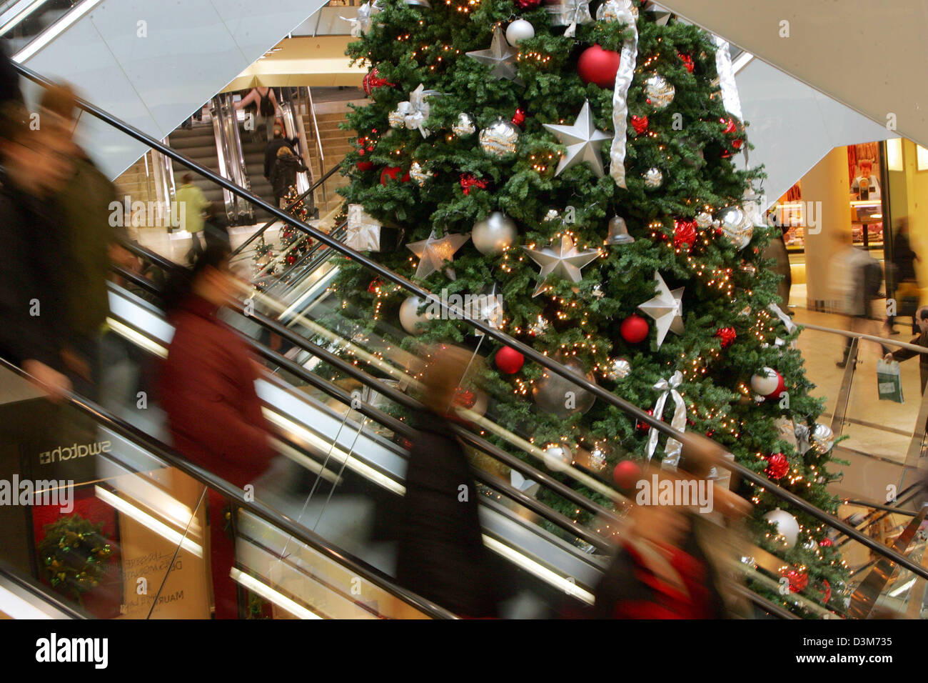 Tysons Galleria Shopping Mall in McLean, Virginia Editorial Photography -  Image of tree, decoration: 267043512