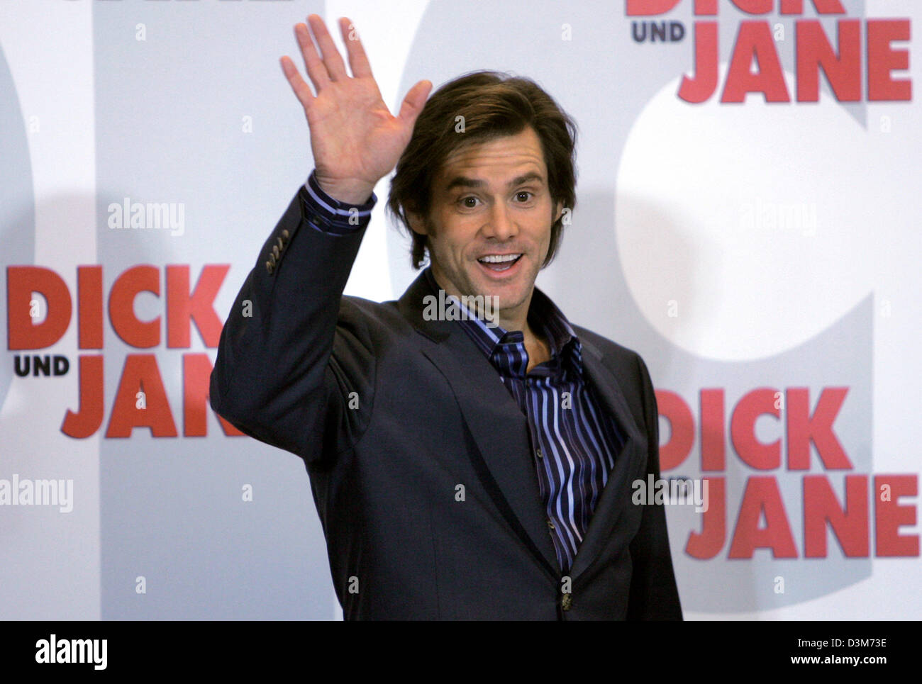 (dpa) Jim Carrey, American actor born in Canada, waves during a photo