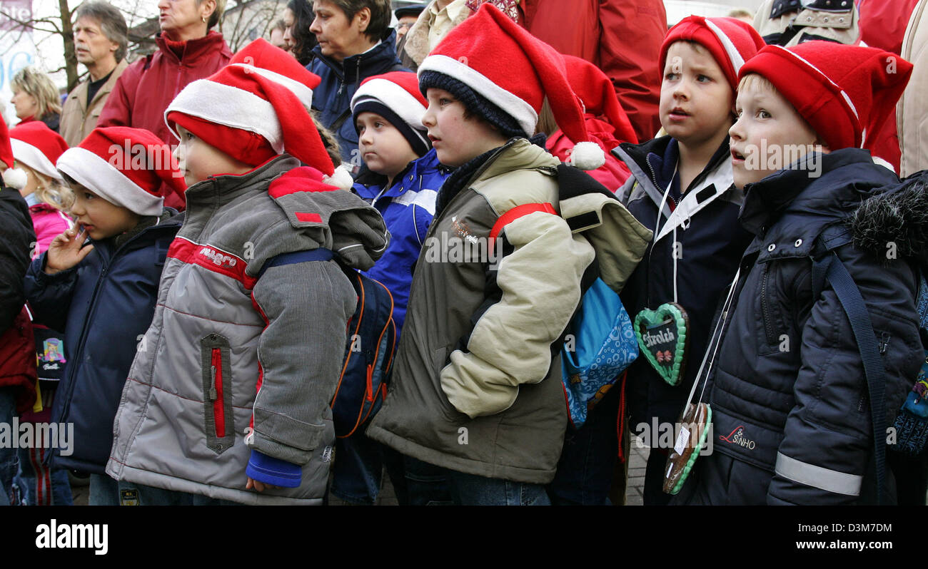 (dpa) - The picture shows a group of children wearing typical Santa ...