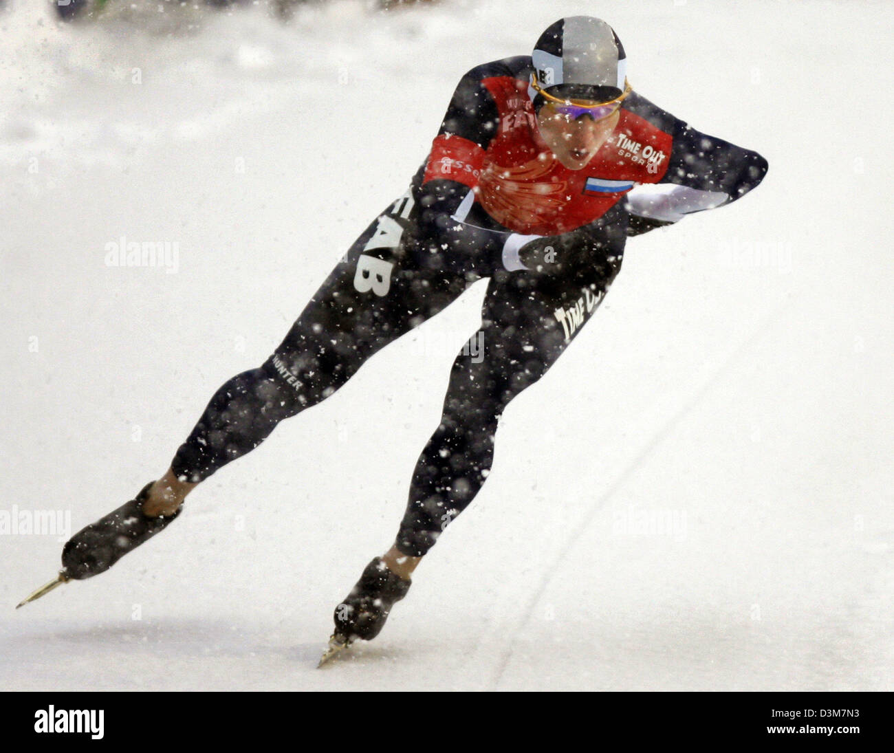 (dpa) - Russian skater Swetlana Schukowa in action during the women's 1,000-metre-sprint-contest of the Speed skating World Cup in Inzell, Germany, 18 December 2005. Schukowa won the competition in front of Dutch skaters Els Murris and Sanne van der Star. Photo: Matthias Schrader Stock Photo