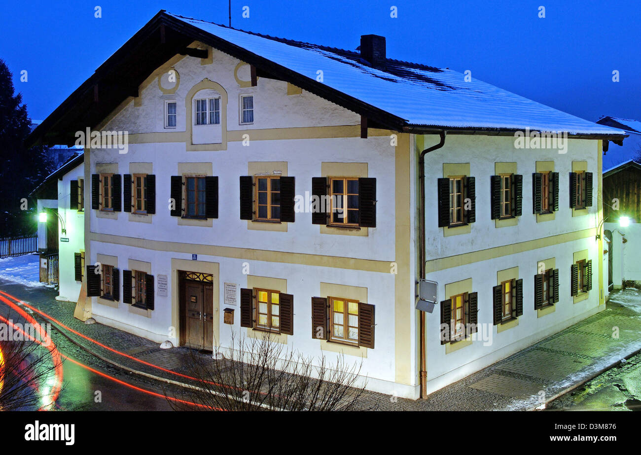 (dpa) - The picture shows the birthplace of Pope Benedict XVI., former cardinal dean Joseph Ratzinger, at night in Bavaria's Marktl am Inn, Germany, 23 December 2005. Ratzinger was born in this house on 19 April 1927. Photo Armin Weigel Stock Photo