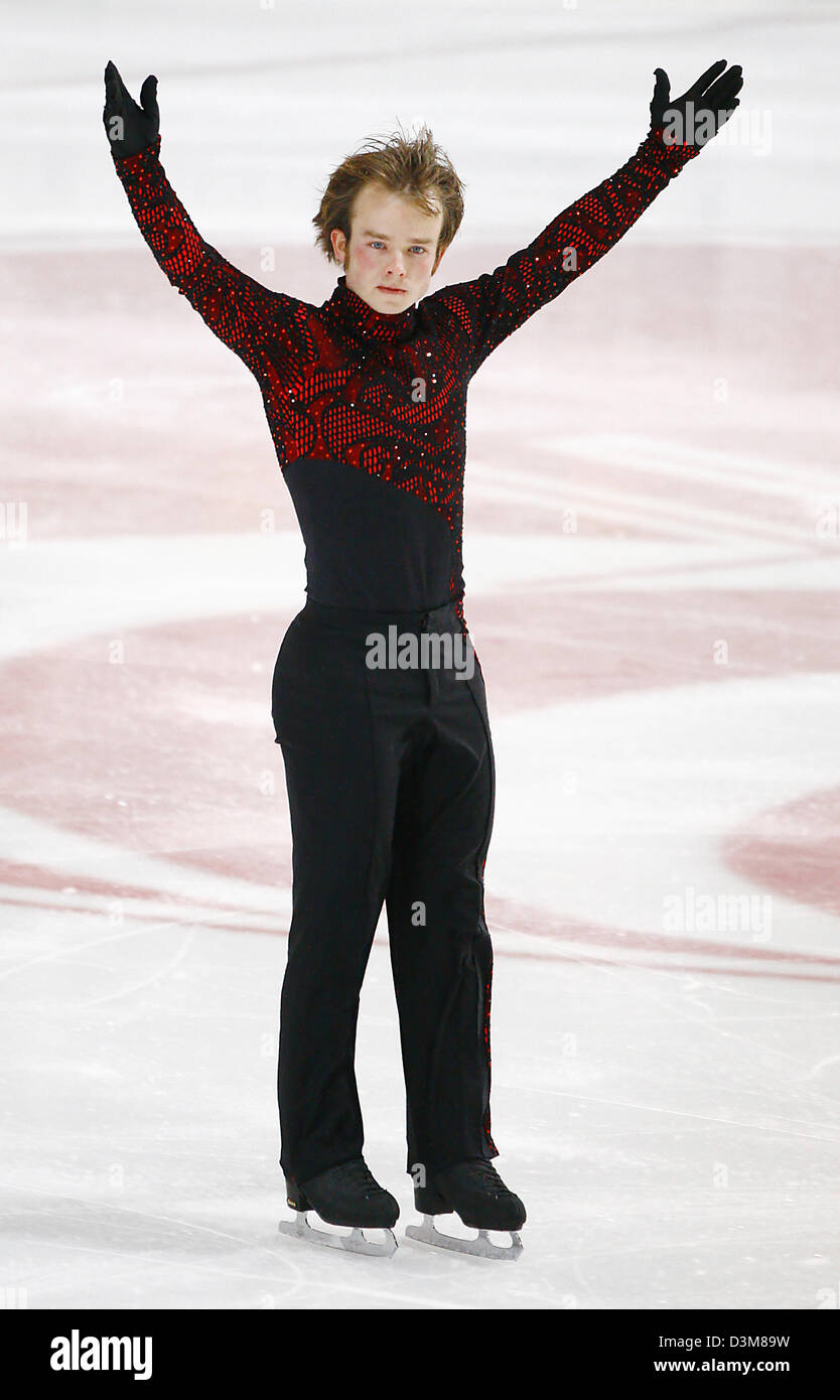 (dpa) - German figure skater  Stefan Lindemann gestures as he recieves the applause of the spectators after his performance in free skating at the German Championships in Figure Skating in Berlin, Friday, 30 December 2005. Lindemann took his fifth title, but is still required to improve for the European championships in Lyon end of January. Photo: Michael Hanschke Stock Photo