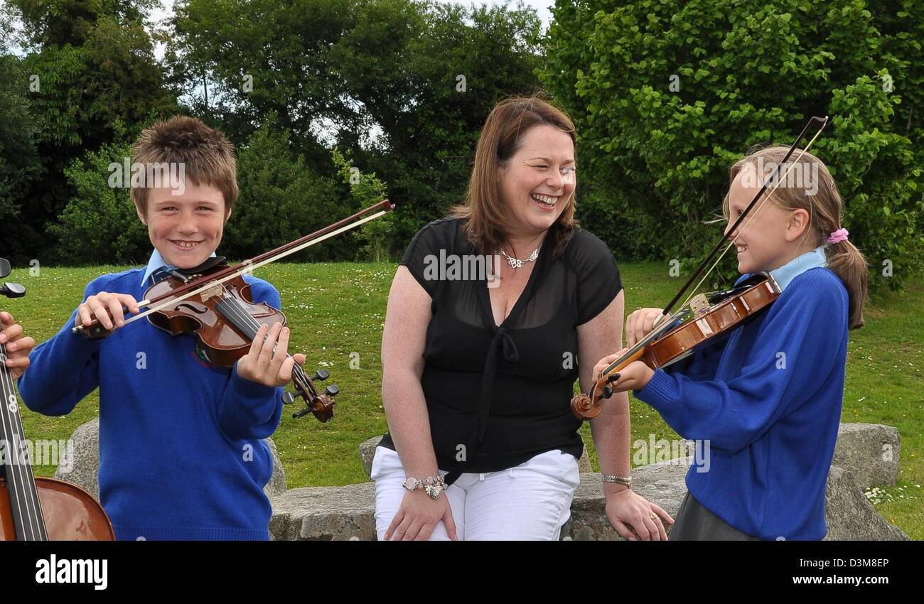 DARD Minister Michelle Gildernew  MP enjoys the music from two young fiddle players at Ti Chullainn Mullaghban Co.Armagh Stock Photo