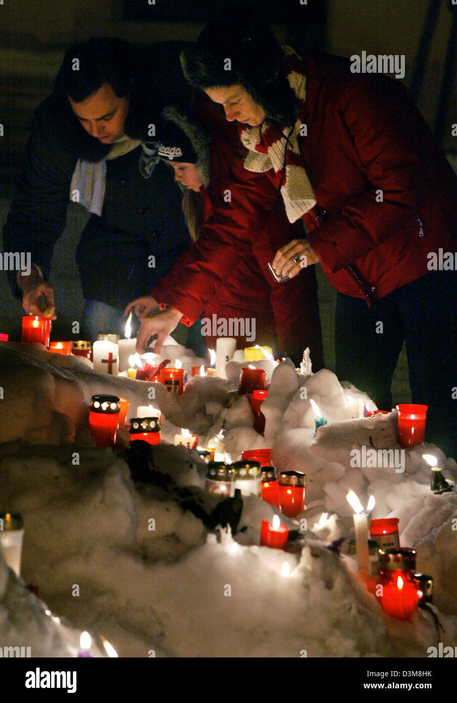 (dpa) - Local residents lit torches as they mourn the victims of the collapsed skating rink on the town hall square of Bad Reichenhall, Germany, Tuesday, 03 January 2006. The number of dead has increased to twelve people  after the roof of the skating rink caved in under the pressure of heavy snow on Monday, 02 January. Three more people were located underneath the debris but their Stock Photo