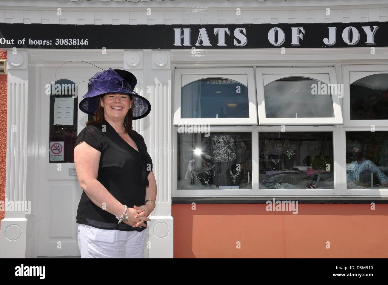 Michelle Gildernew Sinn Fein MP for Fermanagh South Tyrone wearing a large hat. CREDIT: LiamMcArdle.com Stock Photo
