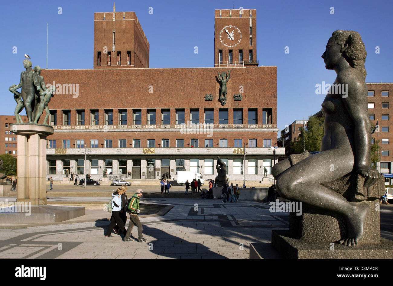 (dpa) - The picture shows the city hall with its two distinctive towers in Oslo, Norway, 24 October 2005. In the foreground is a bronze statue by Gustav Vigeland. The city hall was inaugurated in 1950 after more than 30 years of planning and construction. Photo: Ingo Wagner Stock Photo