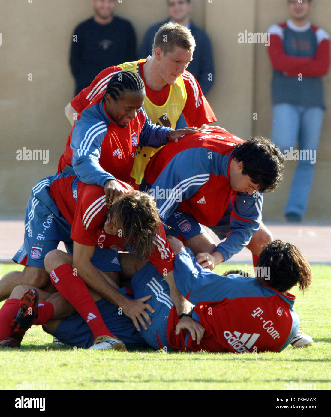 German Bundesliga club FC Bayern Munich's players Claudio Pizarro, Ze Roberto, Bastian Schweinsteiger, Michael Ballack und Jose Paolo Guerrero (L-R) fight for the ball during a handball practice match on the premises of the Al Wasl soccer club in Dubai, United Arab Emirate, Wednesday 11 January 2006. In the back Bixente Lizarazu (L) and Claudio Pizarro are looking on. The team stay Stock Photo