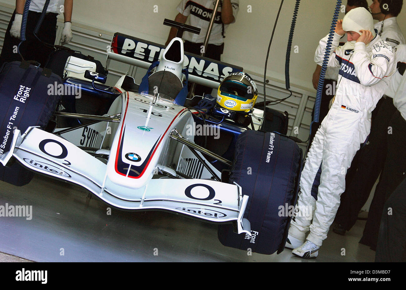 Bmw sauber f1 06 hi-res stock photography and images - Alamy
