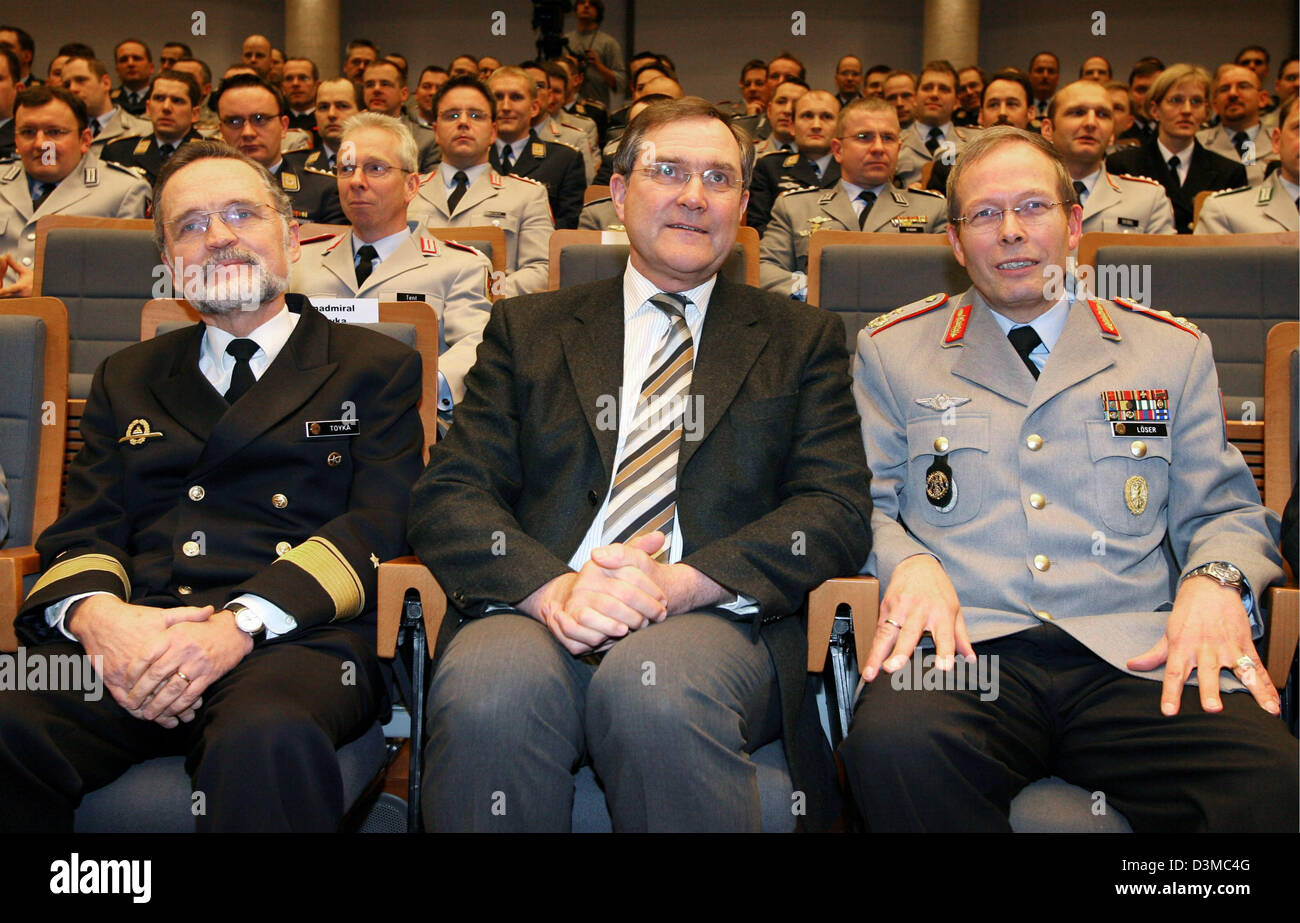 German Defense Minister Franz Josef Jung (C) of the Christian Democrats (CDU)  sits between the commander of the academy major general Wolf-Dieter Loeser (R) and Loeser's deputy admiral Viktor Toyka during his visit to the German Bundeswehr army academy in Hamburg, Germany, Wednesday, 25 January 2006. Jung held a presentation on the reform plans for the German armed forces during h Stock Photo