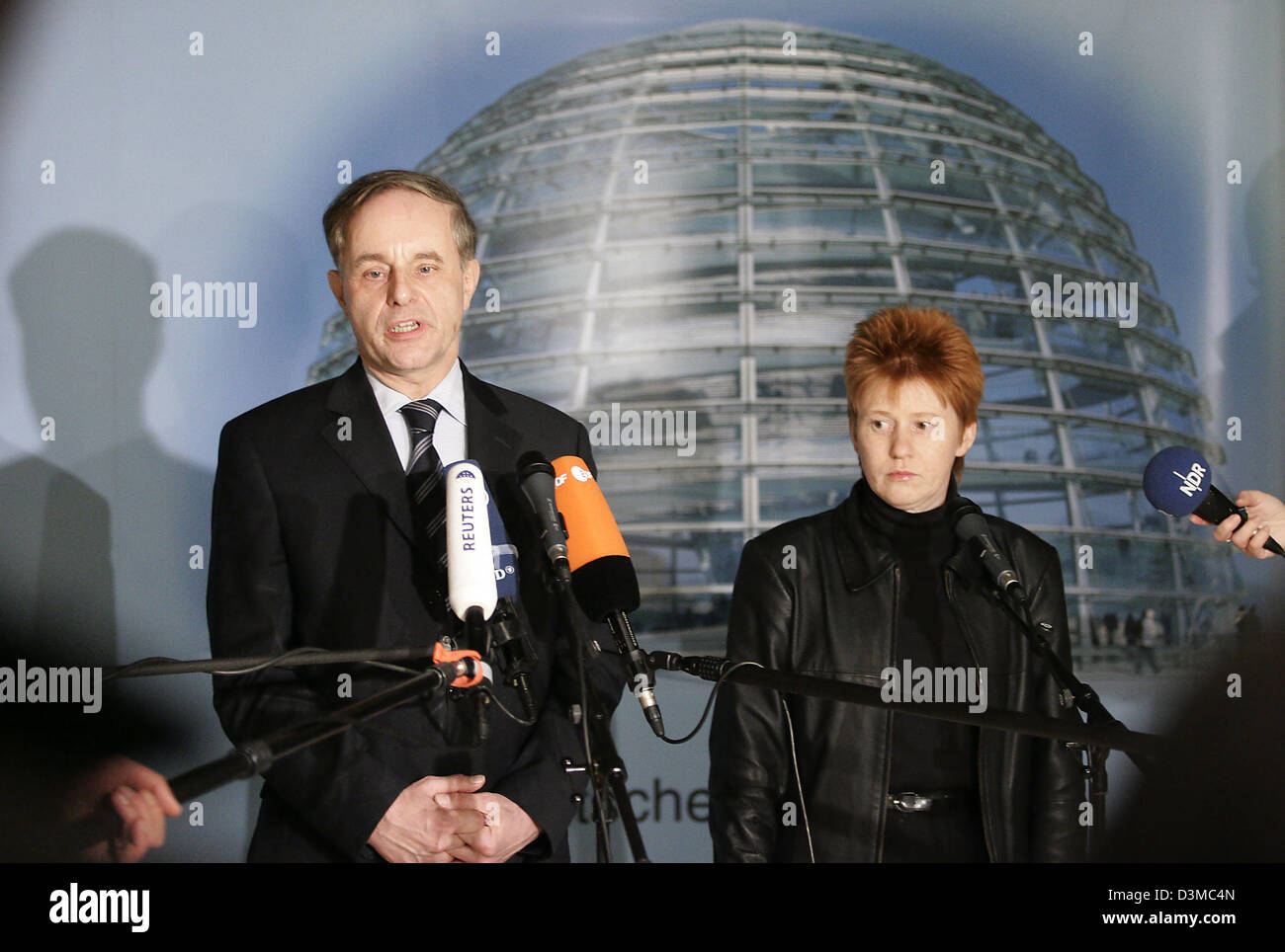 Joerg van Essen (L), parliamentary chairman of the Liberal Democrats' (FDP) Bundestags fraction and Petra Pau, the deputy chairwoman of the Bundestag fraction of the Links Party, comment on the failure of their partys' proposal to institute a board of inquiry concerning the activities of the German intelligence service in Iraq in Berlin, Wednesday, 25 January 2006. After the term o Stock Photo