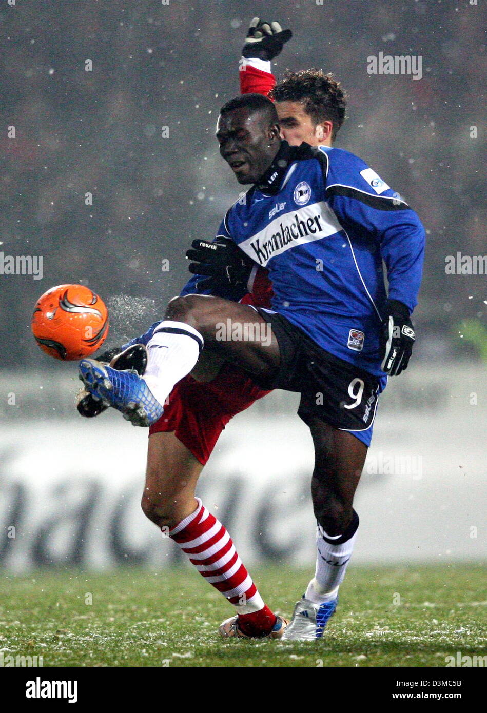 Arminia Bielefeld's Isaac Boakye fights for the ball with Kickers Offenbach's Matej Milijatovic (R) during the German Cup quarter-finals soccer match at the Schueco Arena stadium in Bielefeld, Germany, Wednesday 25 January 2006. Around12,000 spectators watched Bielefeld advance to the semi-finals after a penalty shoot-out. Photo: Franz-Peter Tschauner Stock Photo