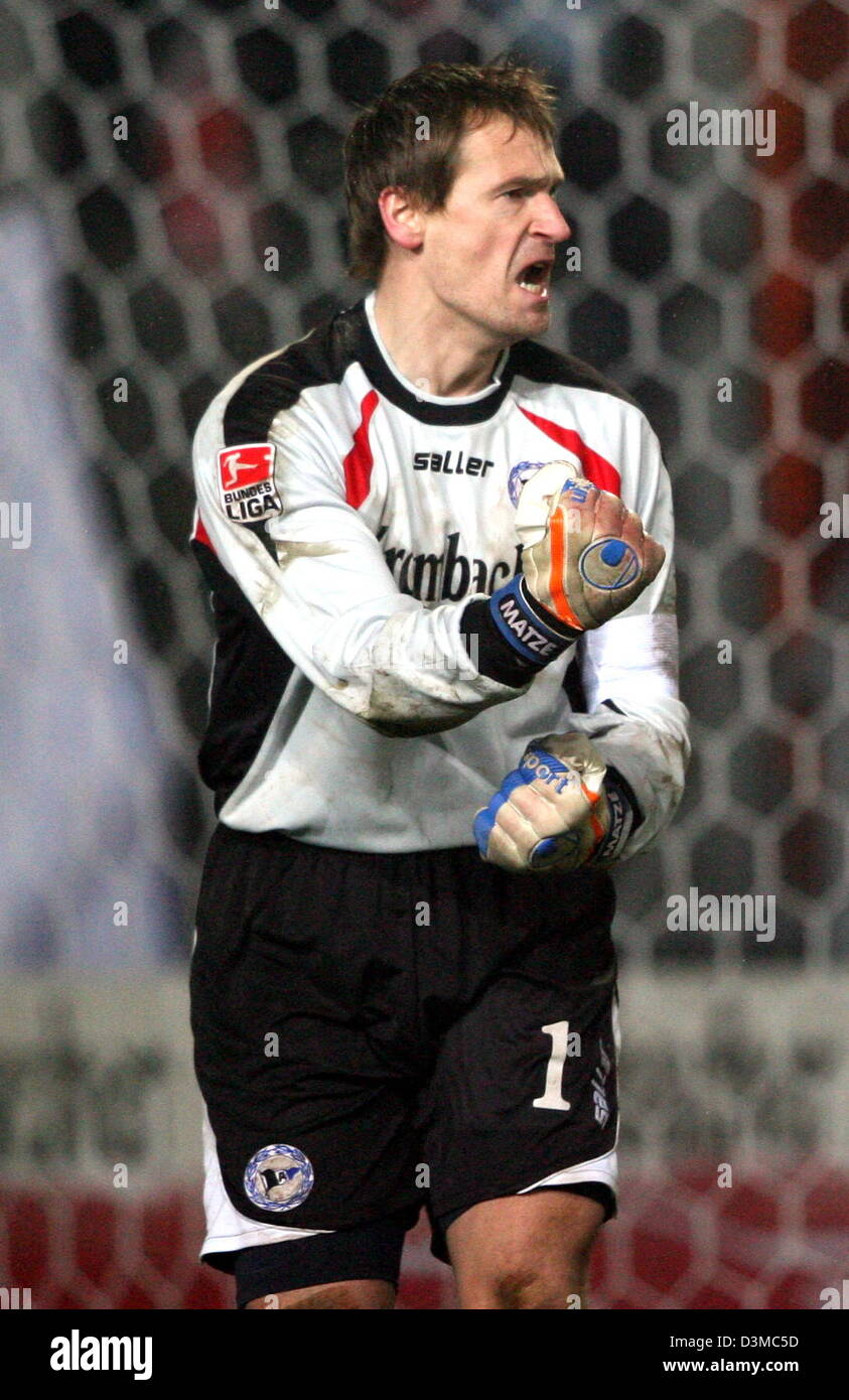 Arminia Bielefeld's goalkeeper Mathias Hain celebrates his team's triumph over Kickers Offenbach after the German Cup quarter-finals soccer match at the Schueco Arena stadium in Bielefeld, Germany, Wednesday 25 January 2006. Around12,000 spectators watched Bielefeld advance to the semi-finals after a penalty shoot-out. Photo: Franz-Peter Tschauner Stock Photo