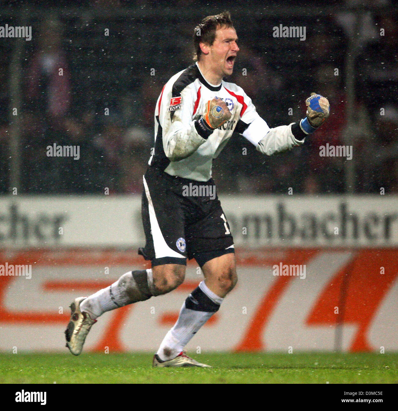 Arminia Bielefeld's goalkeeper Mathias Hain celebrates his team's triumph over Kickers Offenbach after the German Cup quarter-finals soccer match at the Schueco Arena stadium in Bielefeld, Germany, Wednesday 25 January 2006. Around12,000 spectators watched Bielefeld advance to the semi-finals after a penalty shoot-out. Photo: Franz-Peter Tschauner Stock Photo