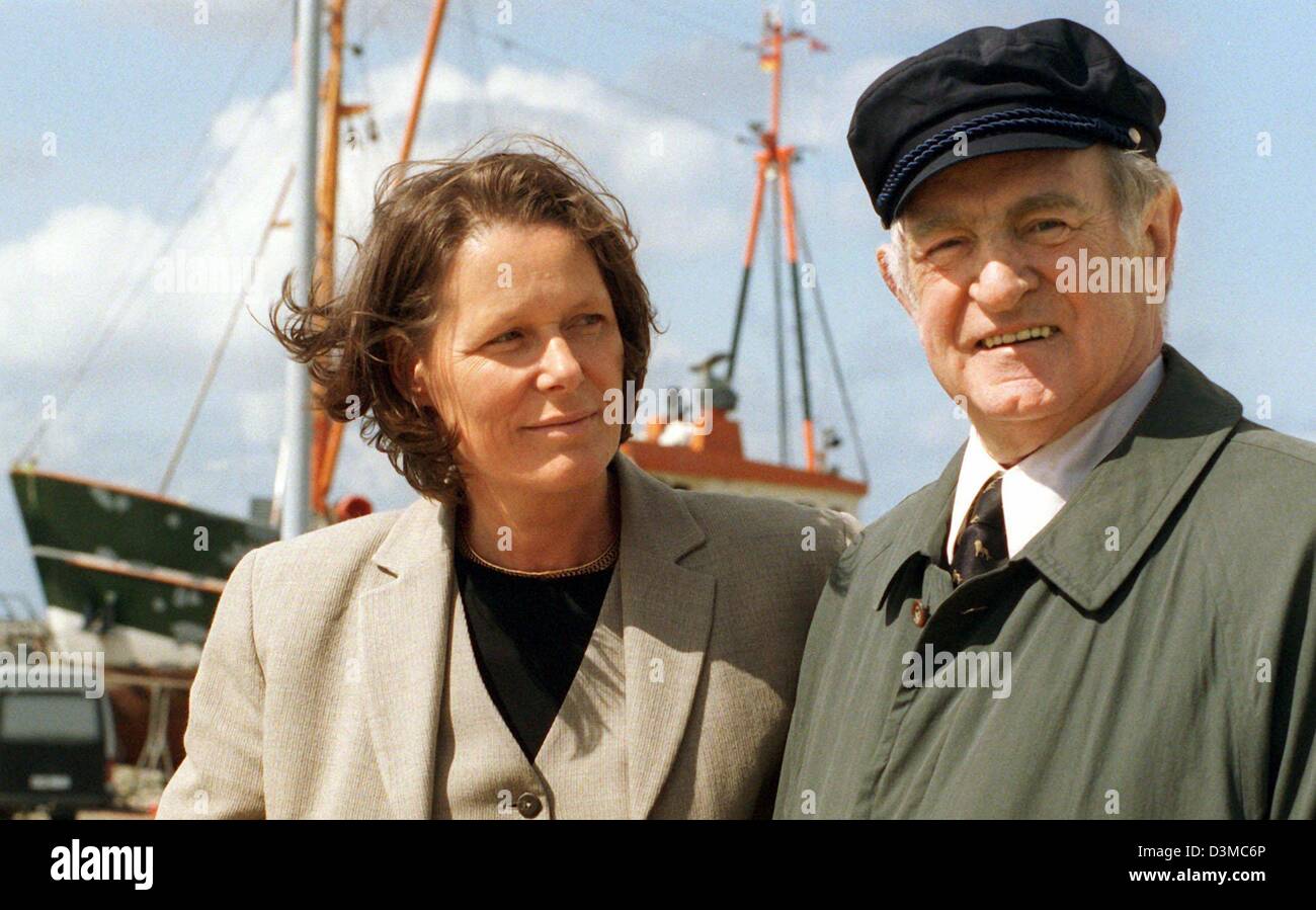 (FILE) Then-German Federal President Johannes Rau and his wife Christina are pictured on a ferry crossing to the island of Spiekeroog, Germany, 21 June 1999. Johannes Rau is dead. According to his office's reports, 75-year old Rau passed away early Friday 27 January 2006 (8:30 a.m.). Rau had been seriously ill for quite a while. After resigning from office on 01 July 2004, he had t Stock Photo