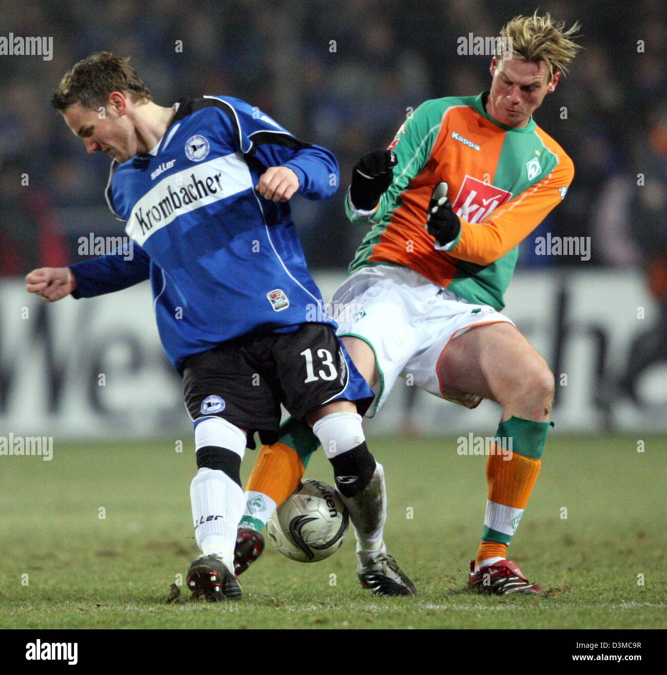 Bremen player Tim Borowski (R) vies for the ball with Bielefeld player Michael Fink in the Bundesliga soccer match Arminia Bielefeld vs Werder Bremen at the Schueco Arena in Bielefeld, Germany, Sunday 29 January 2006. Foto: Franz-Peter Tschauner (Attention: New embargo! The DFL has embargoed the publication and use of the pictures during the match including half time in electronic  Stock Photo
