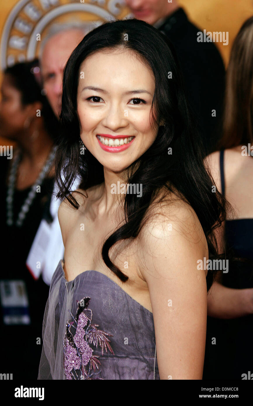 Ziyi Zhang arrives on the red carpet at the 12th annual Screen Actors Guild Awards in Los Angeles, USA 29th January 2006. Photo: Hubert Boesl Stock Photo