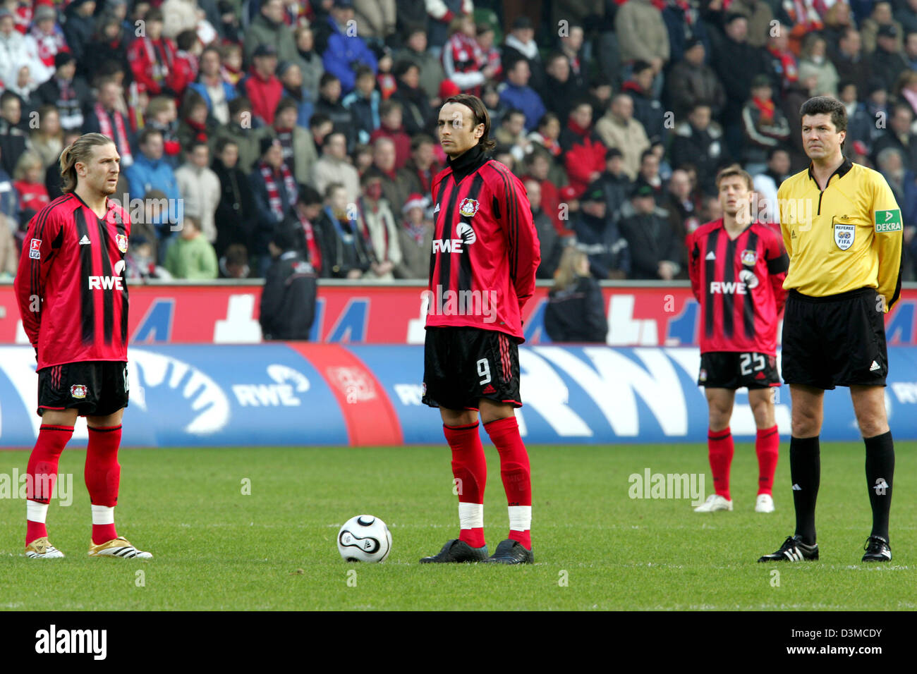 Andrej Voronin, Dimitar Berbatov and Bernd Schneider (L-R) of Leverkusen and referee Herbert Fandel commorate passed away former German President Johannes Rau prior to the Bundesliga match Bayer 04 Leverkusen vs Eintracht Frankfurt in the BayArena stadium in Leverkusen, Germany, 28 January 2006. Photo: Rolf Vennenbernd Stock Photo