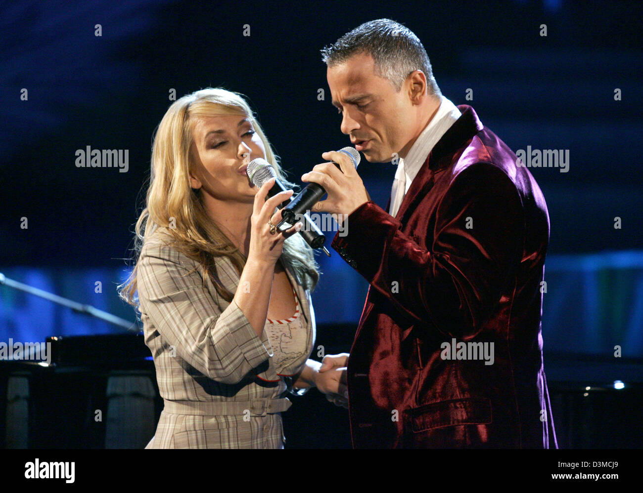 Italian Singer Eros Rmazotti R And Us Singer Anastacia Perform Together At The German Tv Show Wetten Dass Bet That In The Salzburg Arena In Italian Singer Eros Rmazotti R And Us Singer Anastacia Perform Together At The German Tv Show Wetten Dass Bet That In The Salzburg Arena In