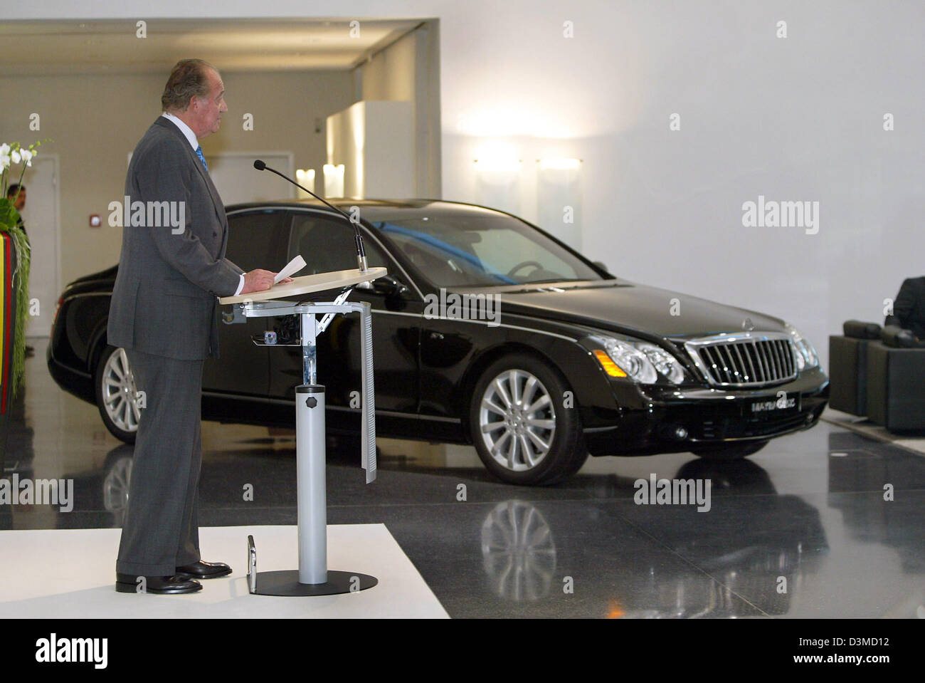 Spain's King Juan Carlos I. gives a speech beside a luxury car in the Maybach 'Center of Excellence' in Sindelfingen, Germany, Thursday 02 February 2006. The 68-year old Spanish king visits Baden-Wuerttemberg for one day. Photo: Harry Melchert Stock Photo