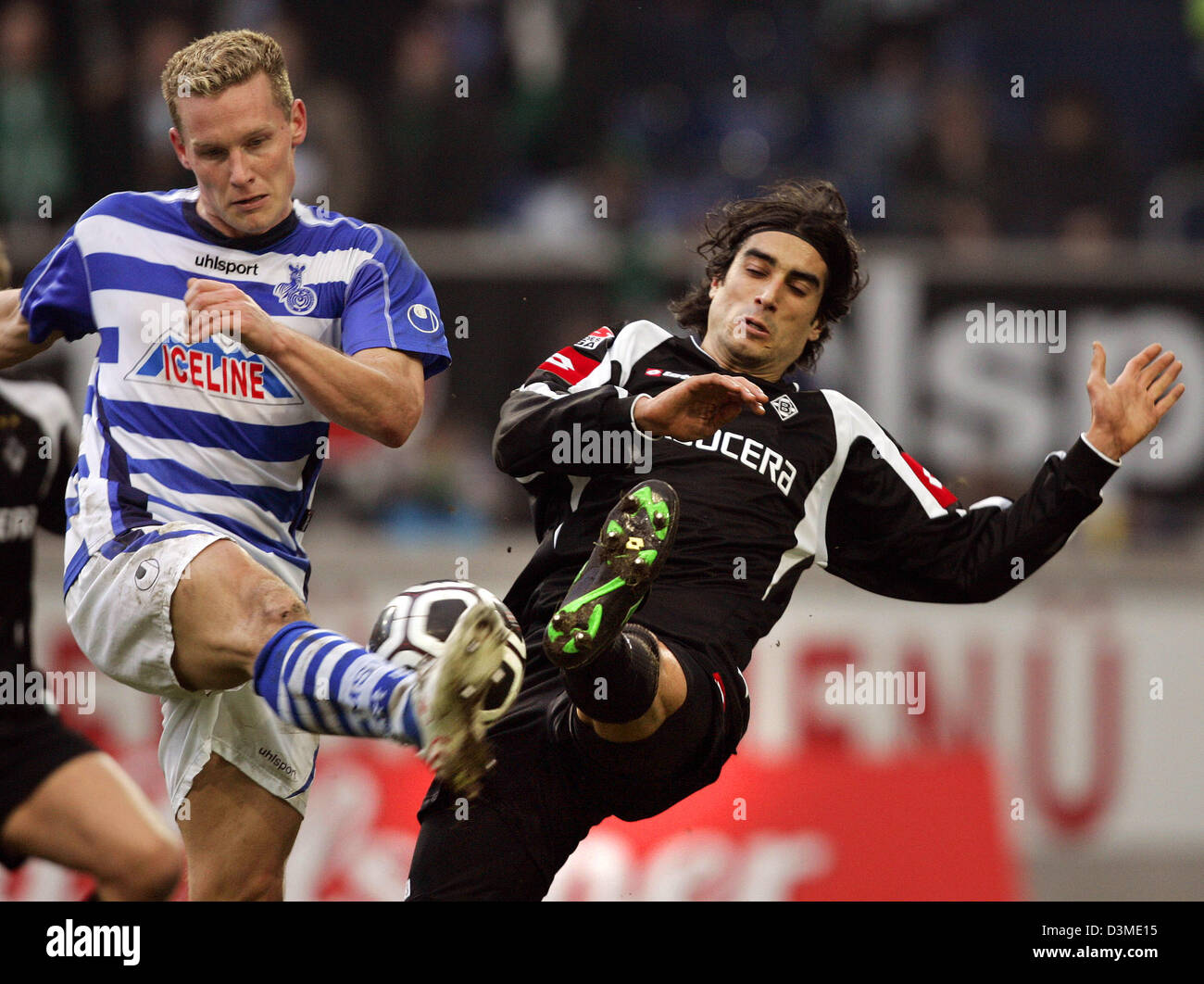 Duisburg's Markus Kurth (L) and Moenchengladbach's Ze Antonio (R) are locked in a battle for the ball in the Bundesliga soccer match between MSV Duisburg and Borussia Moenchengladbach at the MSV-Arena in Duisburg, Germany, Saturday, 11 February 2006.  Photo: Roland Weihrauch Stock Photo