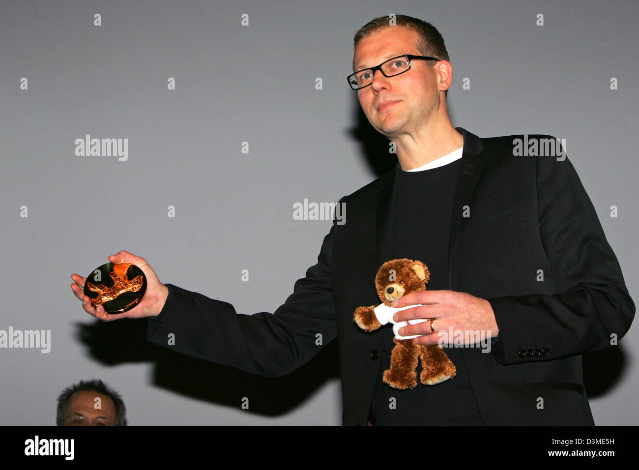 Swedish director Jonas Odell proudly presents his 'Golden Bear' Award at the 56th International Film Festival in Berlin, Monday, 13 February 2006. Odell received the award for his animation film 'Aldrig som foersta gaengen!' (Never again like the first time!) in the category 'Best Short Film'. Photo: Jens Kalaene Stock Photo
