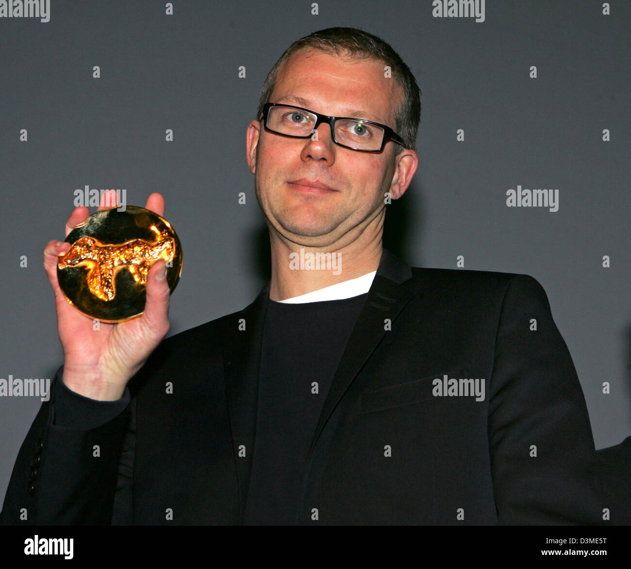 Swedish director Jonas Odell proudly presents his 'Golden Bear' Award at the 56th International Film Festival in Berlin, Monday, 13 February 2006. Odell received the award for his animation film 'Aldrig som foersta gaengen!' (Never again like the first time!) in the category 'Best Short Film'. Photo: Jens Kalaene Stock Photo