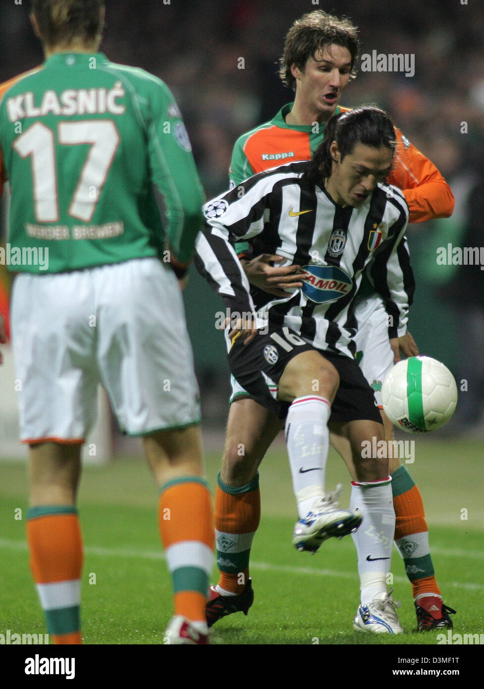 Sv Werder Bremen S Christian Schulz Back R Fights With Juventus Stock Photo Alamy