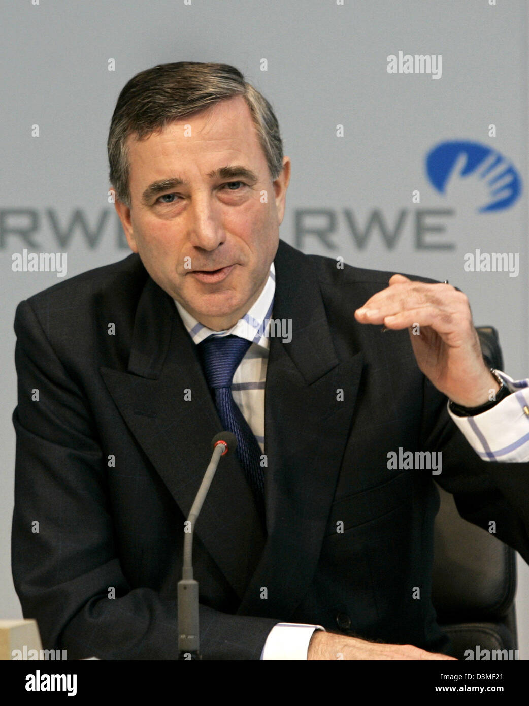 RWE AG chairman Harry Roels gestures during the energy giant's balance press conference in Essen, Germany, Thursday, 23 February 2006. According to Roels the results for 2005 are positive. Photo: Roland Weihrauch Stock Photo
