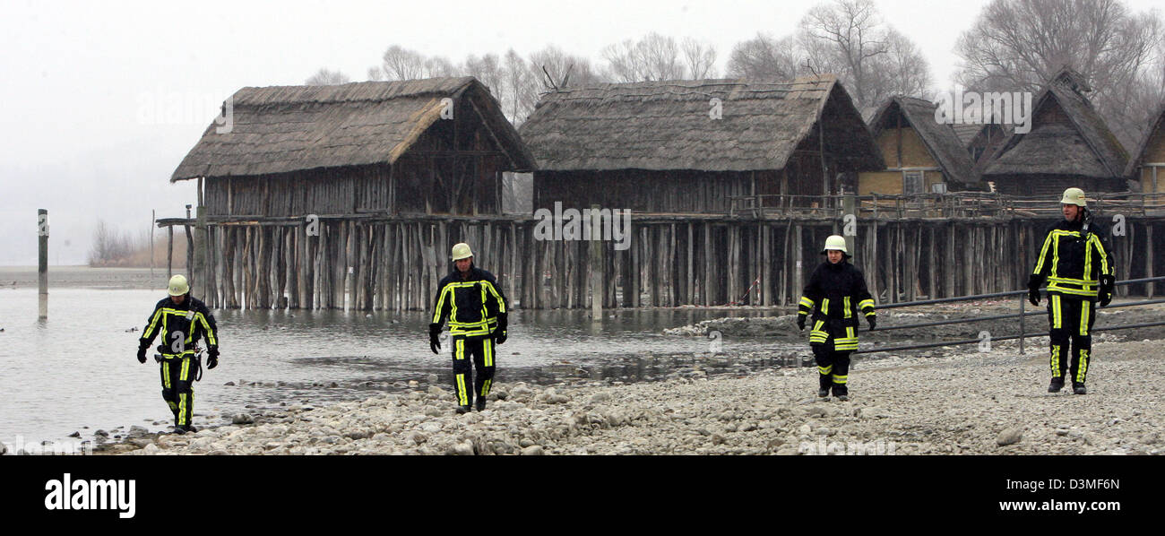 Firefighter search the shores of Lake Constance for dead birds  in front of stilt huts located in Unteruhldingen, Germany, Saturday 25 February 2006. The bird flu virus discovered in a duck at Lake Constance near Ueberlingen has been identified as the H5N1 Asia strain also dangerous for humans announced Minister of Agriculture Peter Hauk (CDU) on 25 February 2006 in Stuttgart. Orig Stock Photo