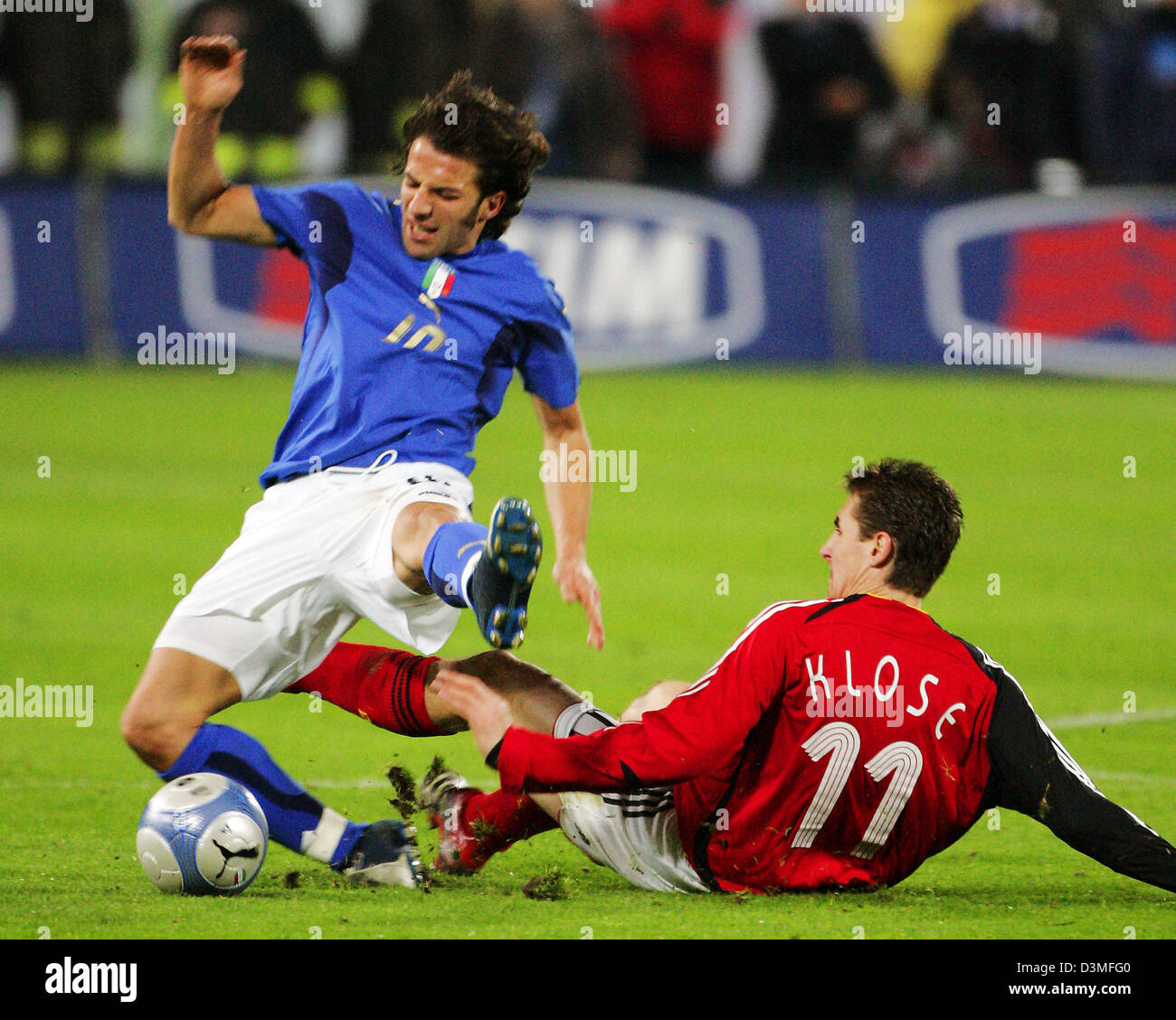 Italy's Alessandro Del Piero (L) fights with German national soccer player Miroslav Klose for the ball during the international friendly in Florence, Italy, Wednesday, 01 March 2006. Italy thumped World Cup hosts Germany 4-1 in a surprisingly one-sided match. Two goals in the first seven minutes from Gilardino and Toni put the Italians in control. De Rossi's header made it three an Stock Photo