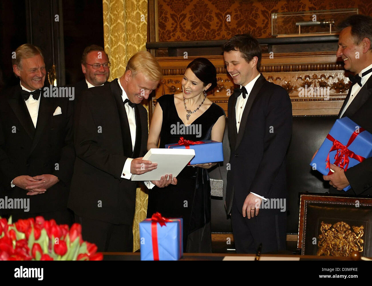 Danish Crown Prince Frederik (2nd from R) and his wife  Crown Princess Mary receive a present from Hamburg's mayor  Ole von Beust  ahead of the traditional Matthiae meal at the town hall in Hamburg, Germany, Friday, 17 February 2006. The Danish Crown Prince and Crown Princess were invited to the traditional meal honouring Hamburg's and Denmark's relations. Photo: Guido Ohlenbostel Stock Photo