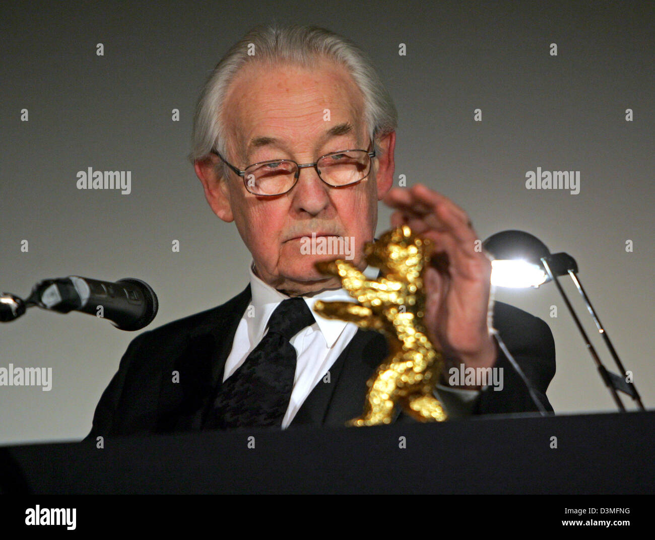 Polish director Andrzej Wajda is pleased about being awarded the Honory Golden Bear for his lifetime achivement at the 56th International Film festival in Berlin, Germany, 15 February 2006. Photo: Jens Kalaene Stock Photo