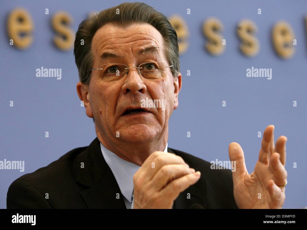 Federal Minister for Labour and Social Affairs Franz Muentefering gestures during a press conference in Berlin, Germany, Wednesday, 08 March 2006. Muentefering informed journalists about the government's 'Initiative 50+', which is designed to create jobs especially for people older than 50 years of age. Photo: Steffen Kugler Stock Photo