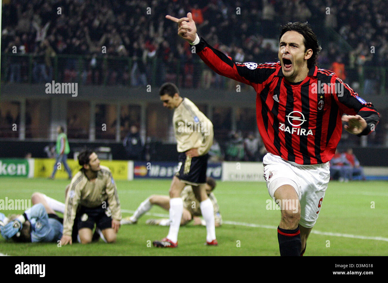 AC Milan's Filippo Inzaghi (R) celebrates his second goal against FC Bayern Munich during the UEFA Champions League round of last 16 clash at the Giuseppe-Meazza stadium in Milan, Italy, Wednesday, 08 March 2006. Deadlocked at 1-1 after the first leg, Inzaghi headed Milan ahead in the San Siro from Serginho's cross. Shevchenko missed a penalty but made up for it two minutes later b Stock Photo