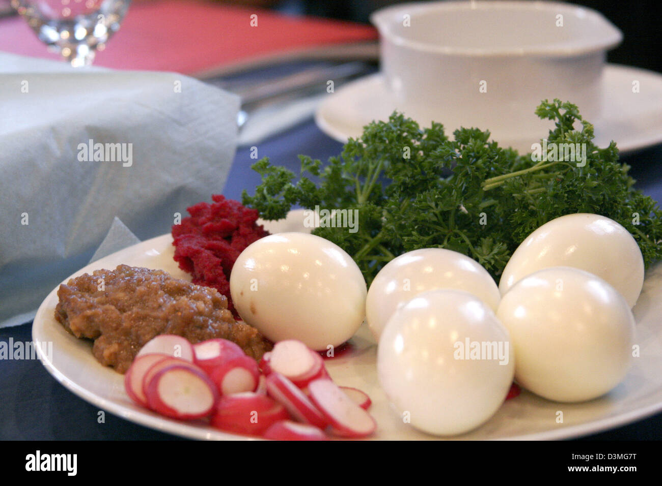 (dpa files) Acidified bread, eggs and other traditional symbolic food lie prepared on a table for the Jewish Feast of Passover in the synagogue of the Jewish congregation in Bielefeld, Germany, 23 April 2005. The seven-days lasting celebrations of Passover commemorates the exodus of the Israelite people from Egypt marking one of the most important religious family celebrations in J Stock Photo