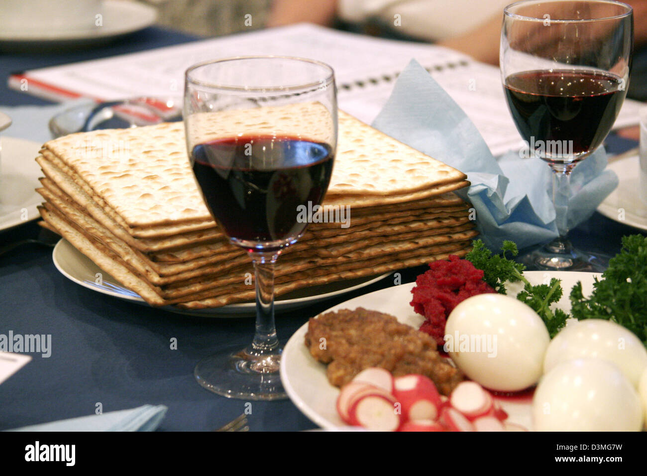 (dpa files) Acidified bread, wine and other traditional symbolic food lie prepared on a table for the Jewish Feast of Passover in the synagogue of the Jewish congregation in Bielefeld, Germany, 23 April 2005. The seven-days lasting celebrations of Passover commemorates the exodus of the Israelite people from Egypt marking one of the most important religious family celebrations in J Stock Photo
