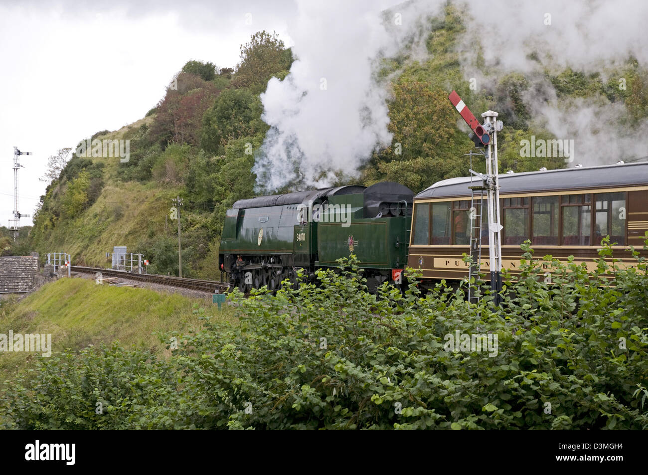 SR 4-6-2 Battle of Britain Class 34070  Manston  heading north out of Corfe Castle station Stock Photo