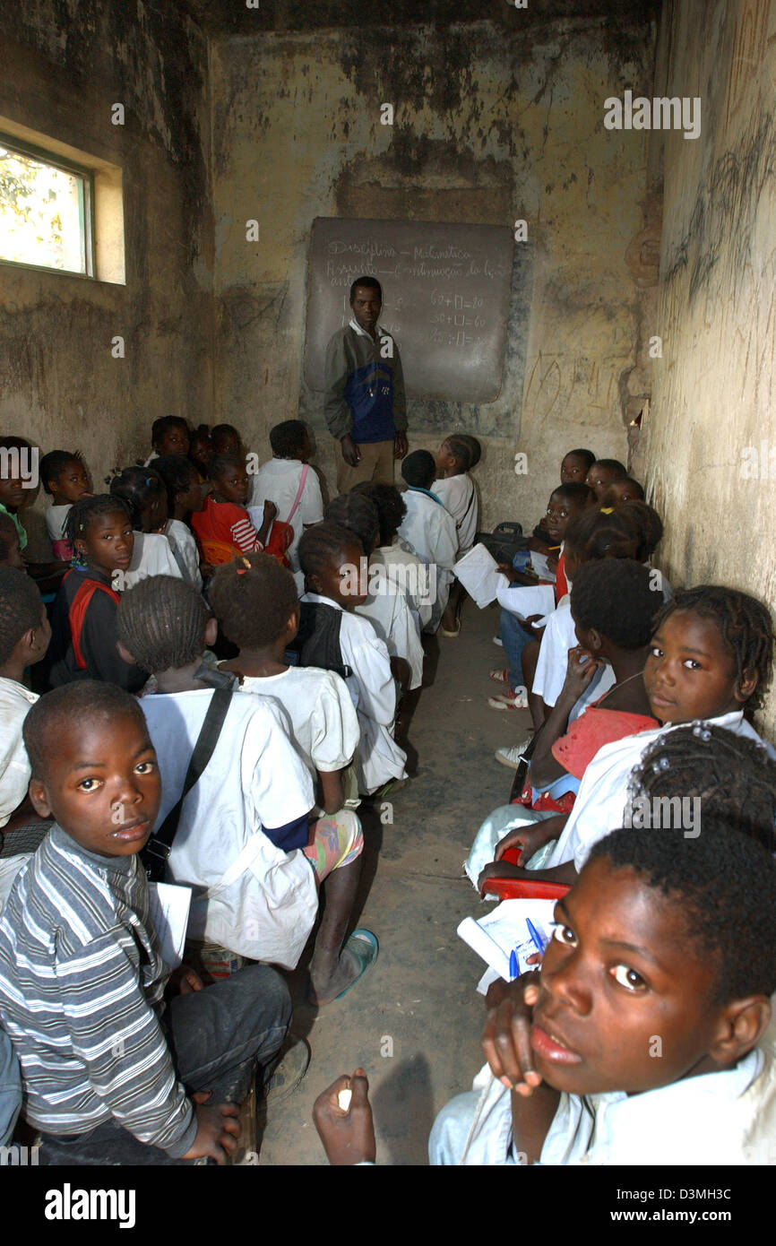 (dpa file) - The picture shows schoolkids during class in the ...