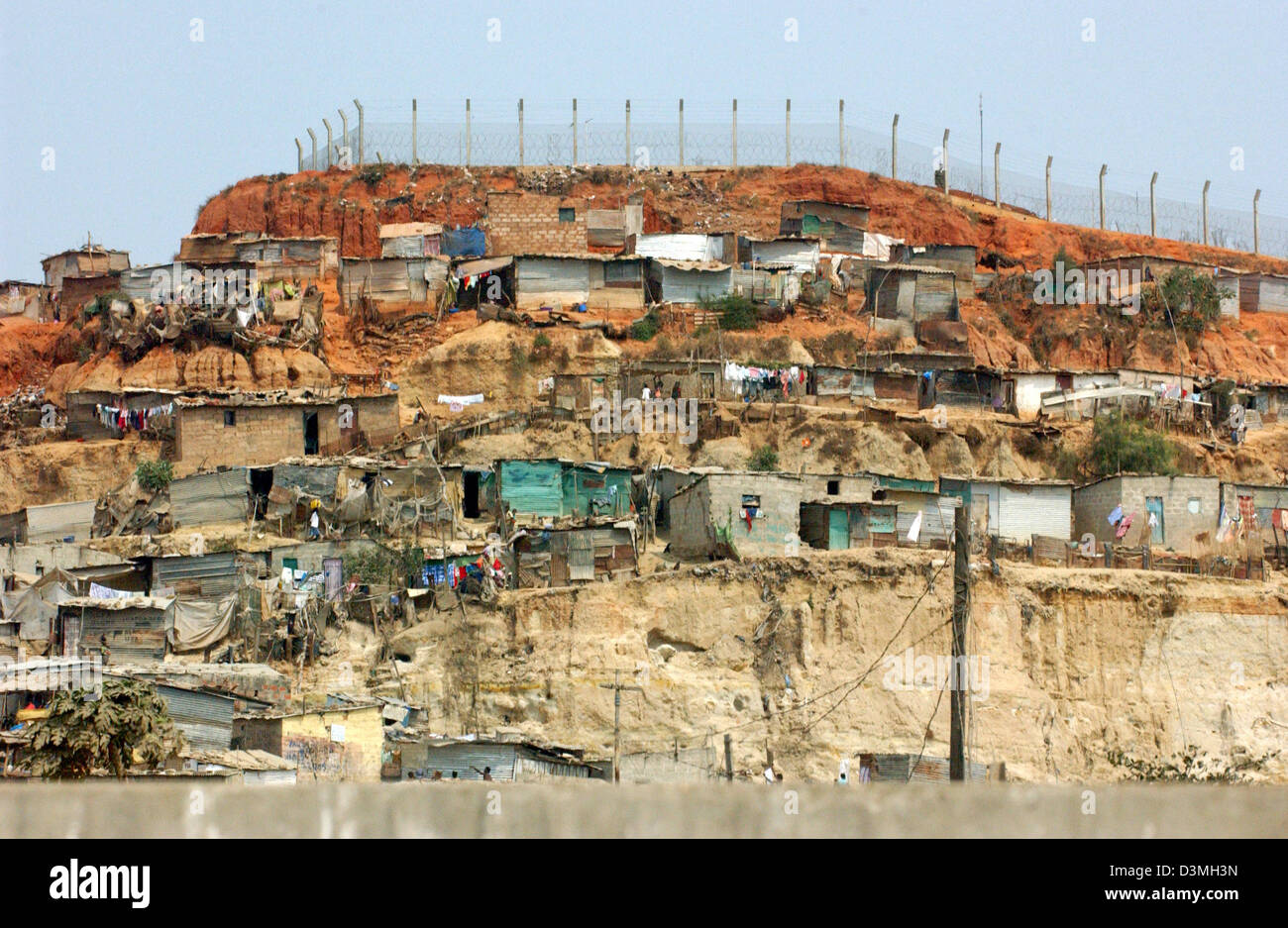 (dpa file) - The picture shows a slum in the capital Luanda, Angola, 20