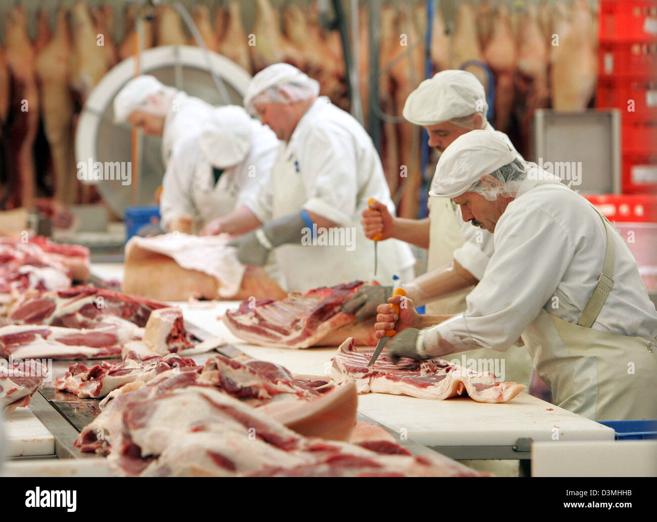 Employees of  'Ruegenwalder Muehle' prepare pork meat for the production of sausages at the company's factory site in Bad Zwischenahn, Germany, Thursday, 16 March 2006. The company makes amongst others the famous 'Teewurst' (smoked pork pate), which is a registered trademark since 1957. Photo: Ingo Wagner Stock Photo