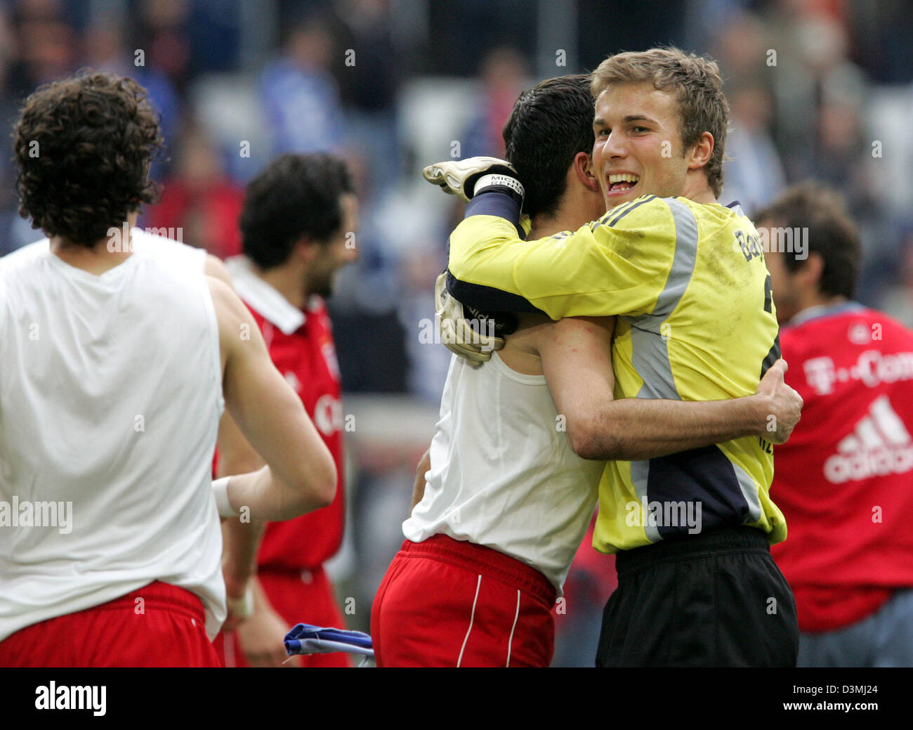 Munich's goalkeeper Michael Rensing (R) and his teammate Roy Makaay ...