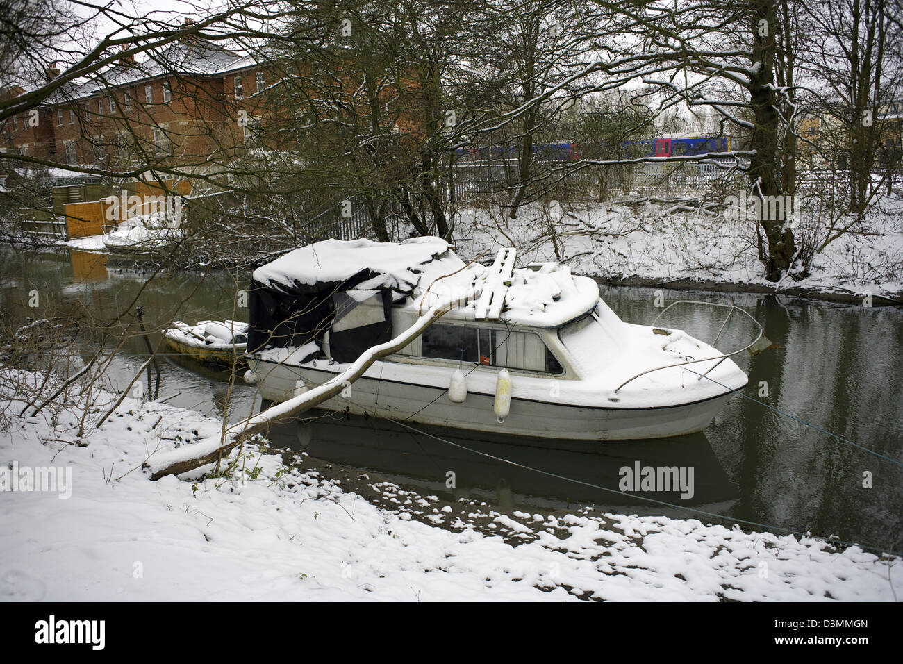 Winter on the river Jericho City of Oxford Oxfordshire Oxon England boat cabin cruiser snowed in snow winter scene snow scene Stock Photo